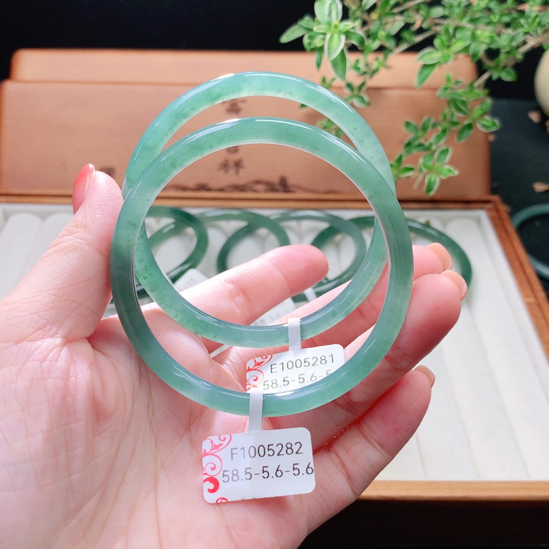 未镶嵌手镯（圆镯）翡翠