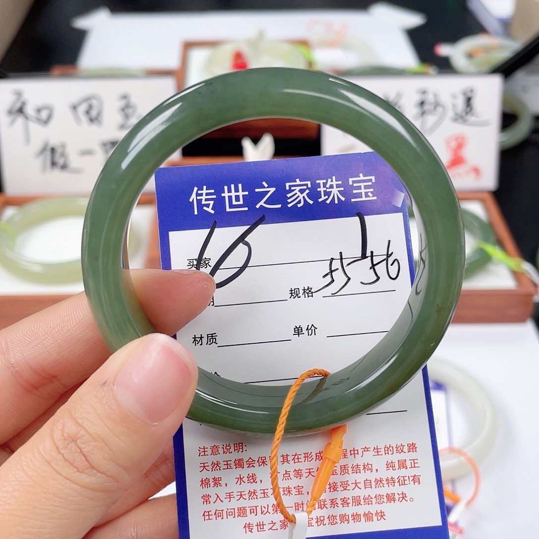 和田玉手镯未镶嵌