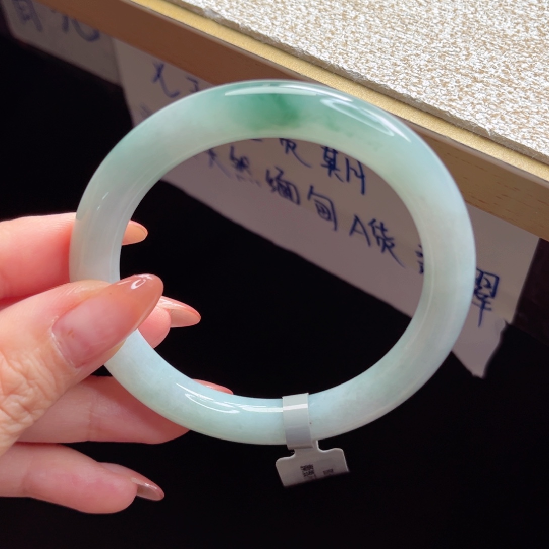 翡翠手镯未镶嵌手镯