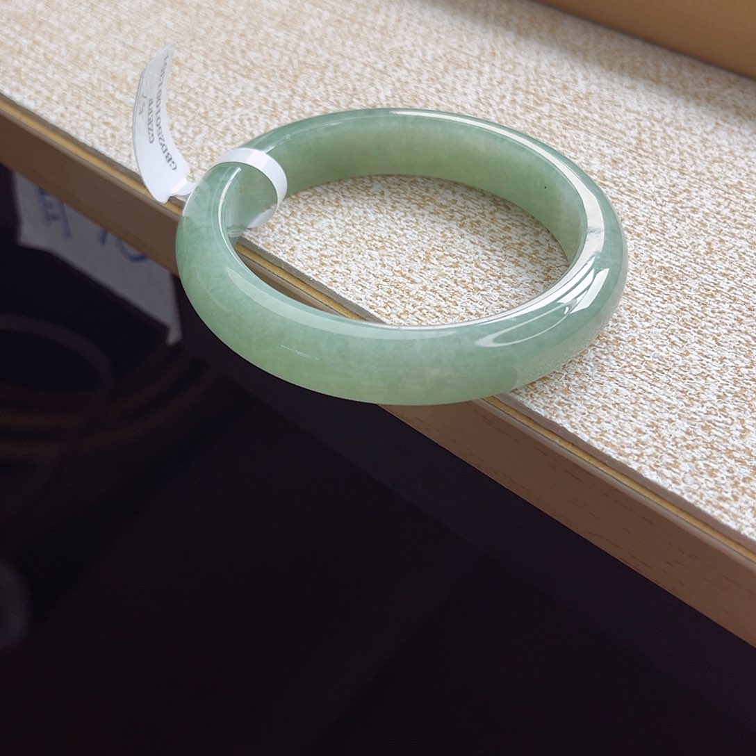 翡翠手镯未镶嵌手镯