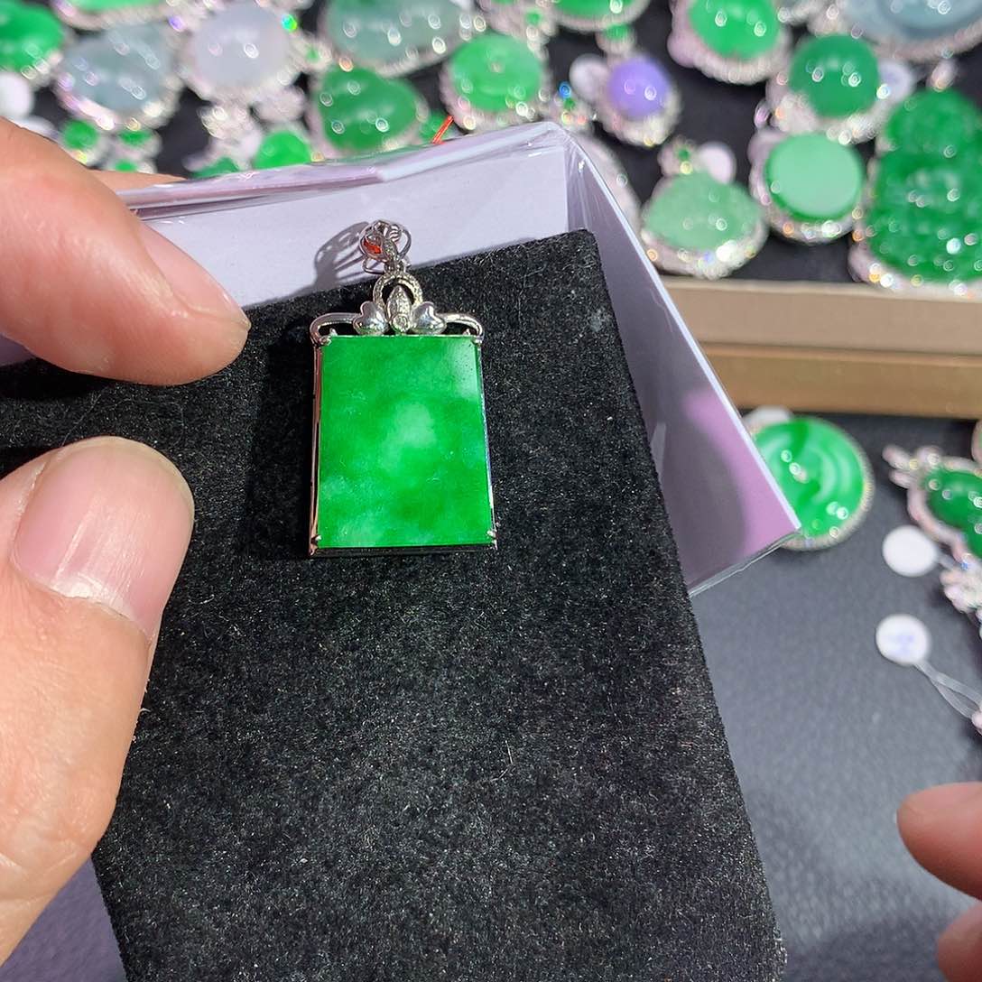 翡翠吊坠(赠链)18K金镶嵌