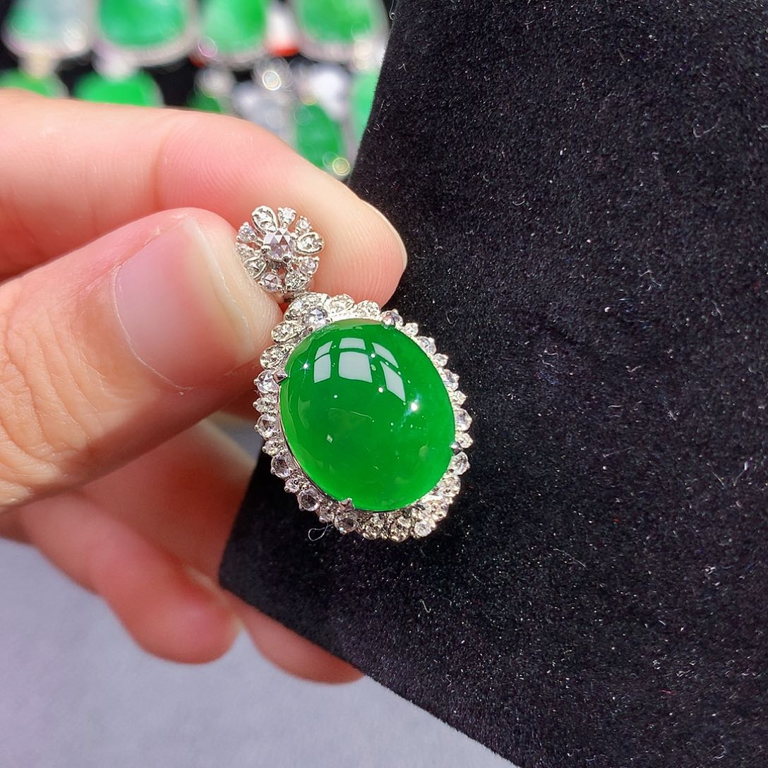 翡翠18K金镶嵌颈饰