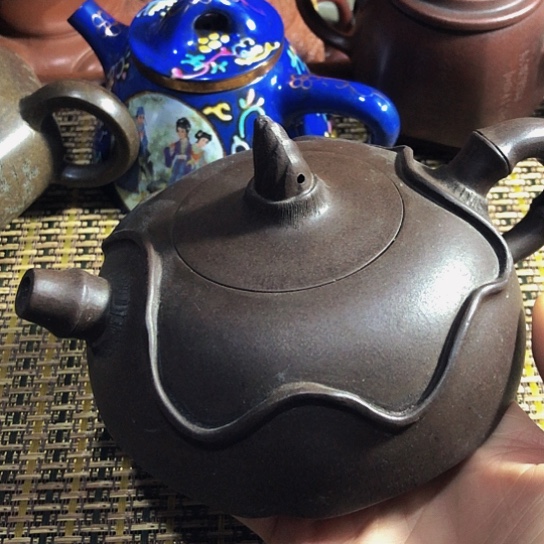 紫砂茶壶原矿泥料手工制作紫砂壶。