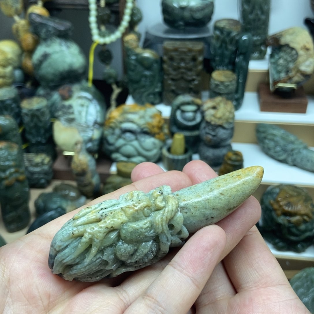 未镶嵌岫岩河磨玉（透闪石质玉）把件