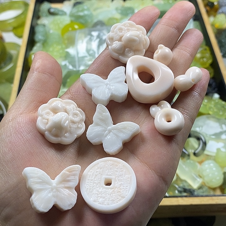 蛇纹石玉未镶嵌颈饰