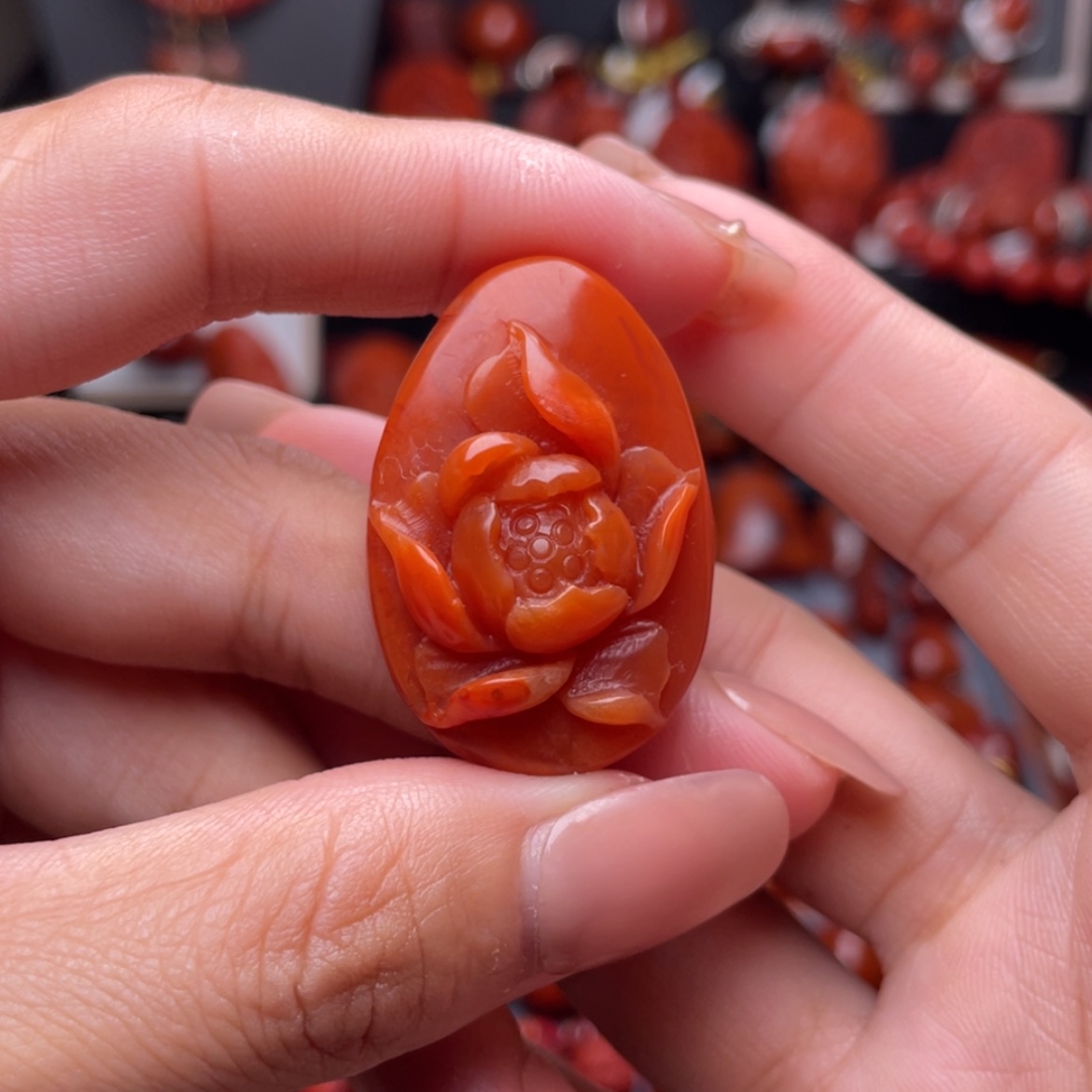 【闪购商品】南红玛瑙莲花牌未镶嵌