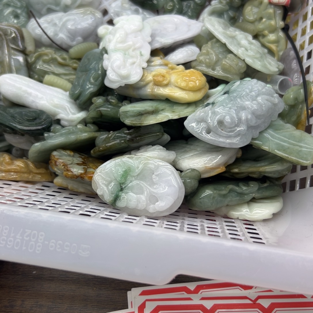 翡翠未镶嵌颈饰9.9随机发一