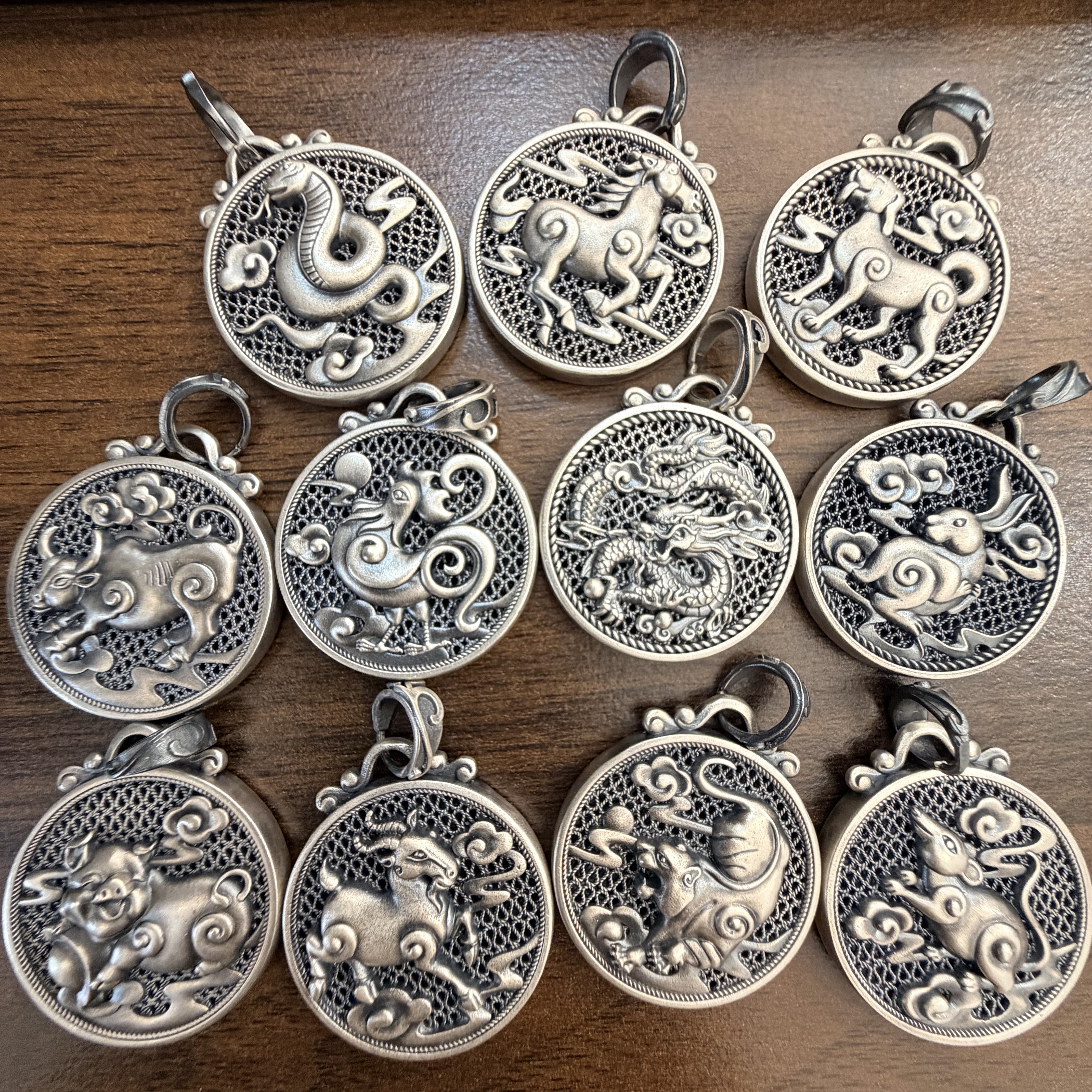 足银银制品 纯银吊坠，999足银，十二生肖复古。圆形。镂空9.5g