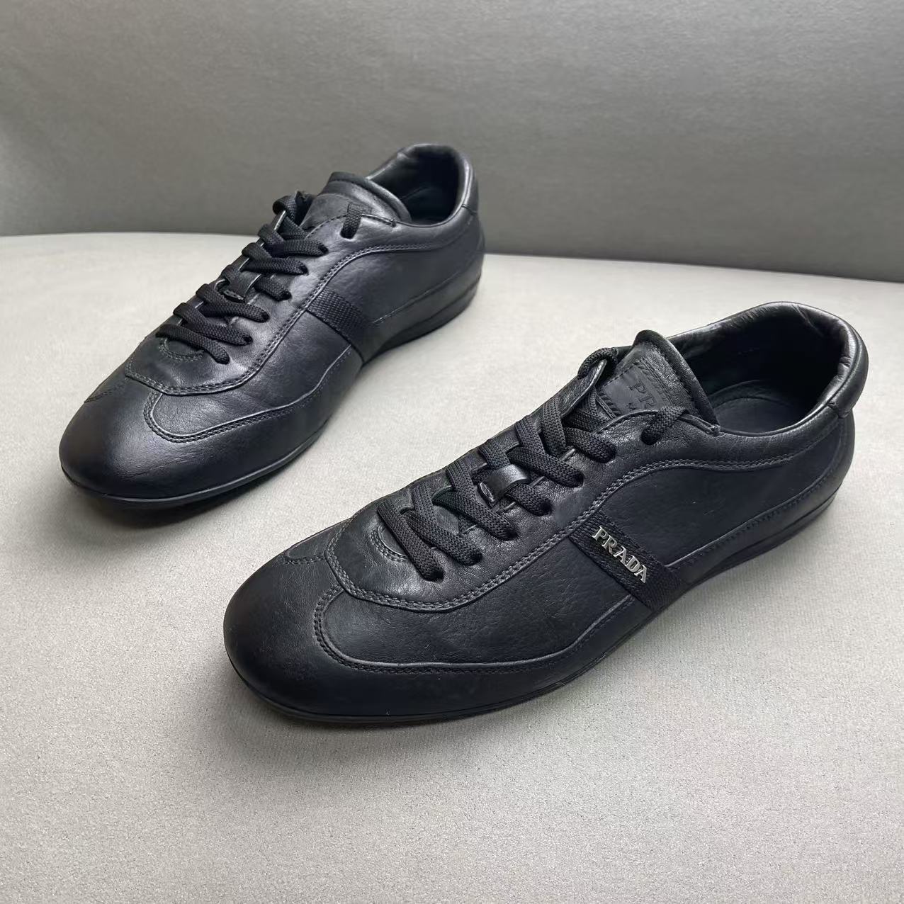 95新 Prada/普拉达 黑色皮革侧翼银标logo时尚德训板鞋 41码