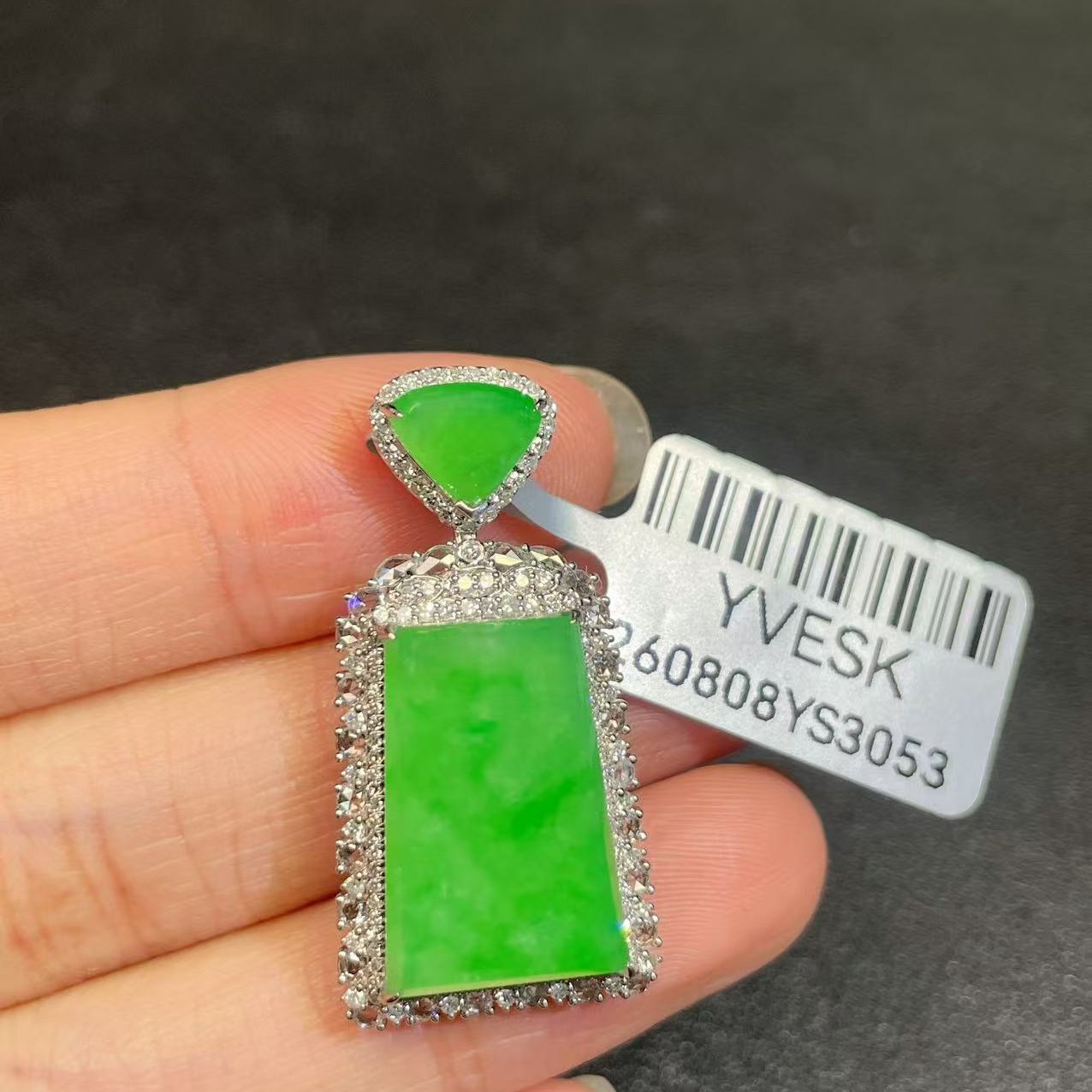 18k金镶嵌缅甸A货翡翠(不含链)