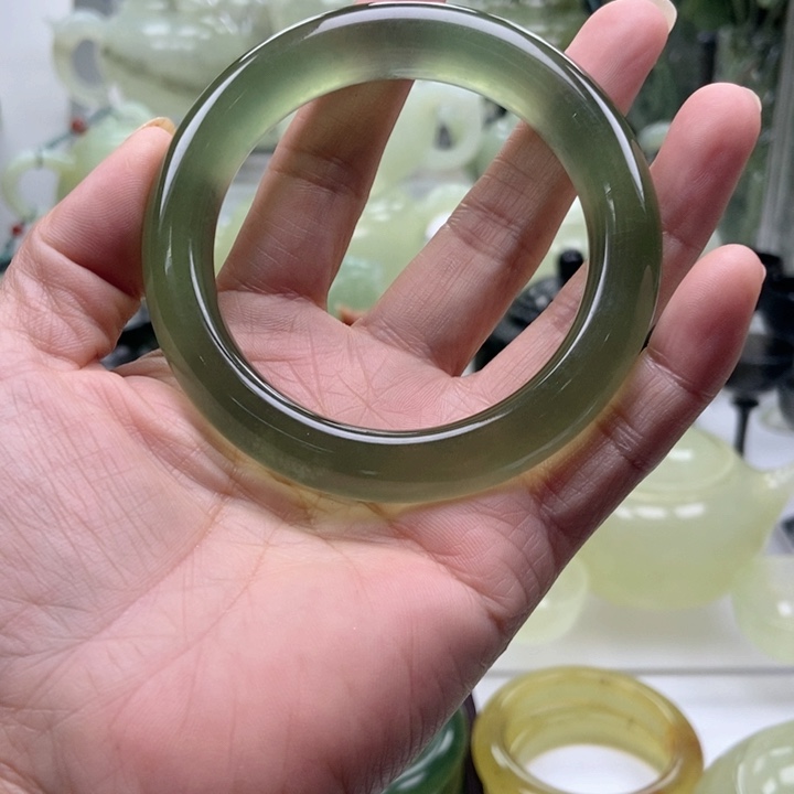 蛇纹石玉手镯未镶嵌好*