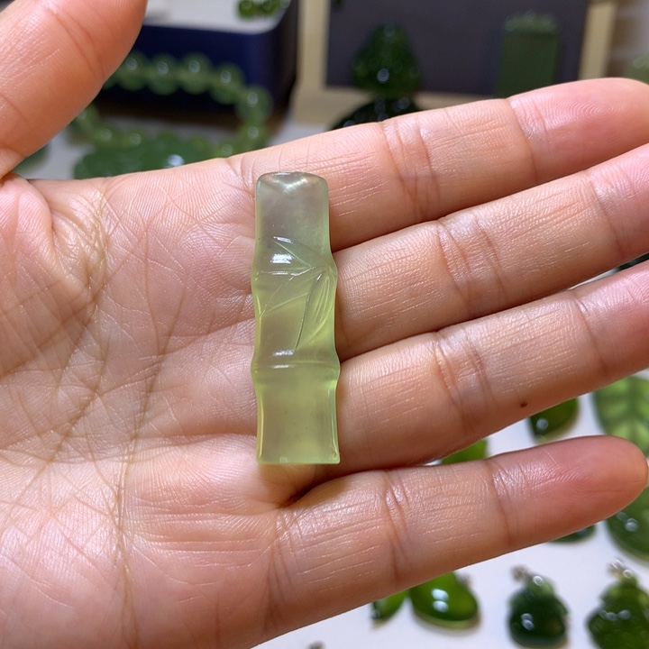 岫玉未镶嵌颈饰吊坠