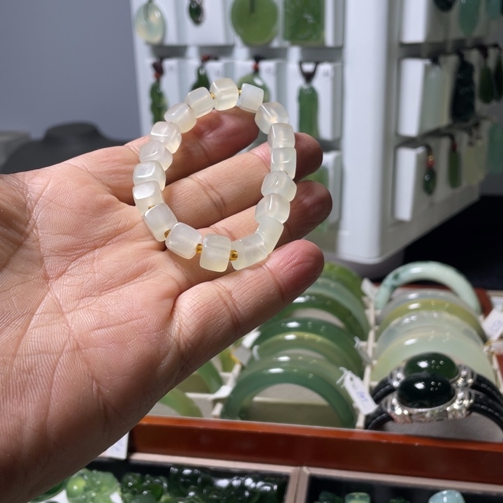 蛇纹石玉未镶嵌颈饰