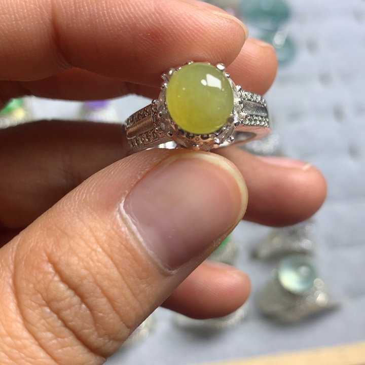 翡翠未镶嵌戒指铜托，卖裸石，需要二次镶嵌