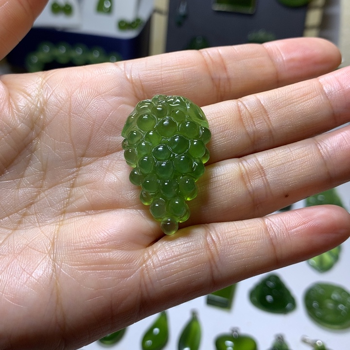 岫玉未镶嵌颈饰吊坠