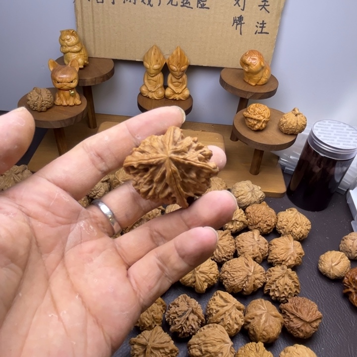 M***e吊坠桃核四棱单只