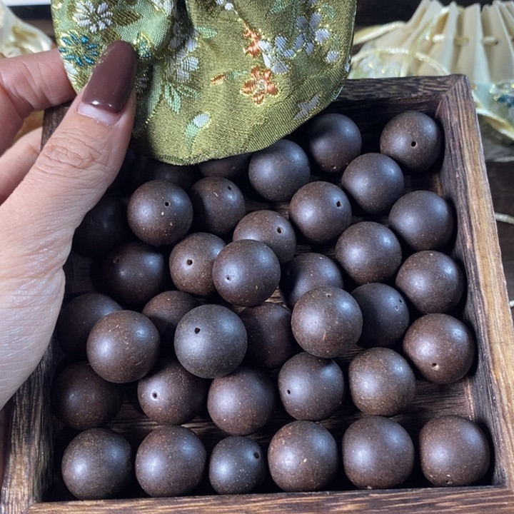 泥塑金**叶宣和御制大四合1.5瑕疵珠香包约50克