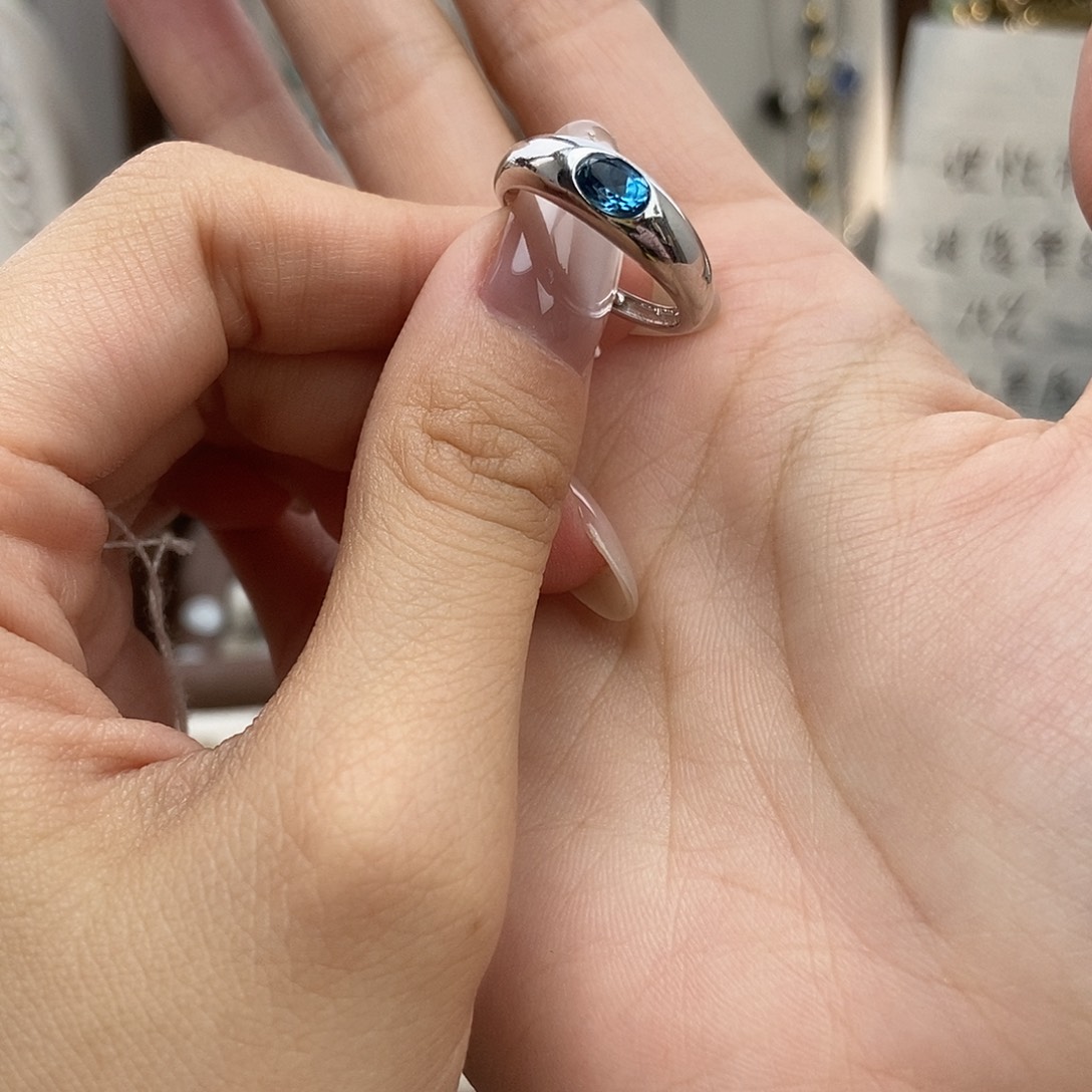 水晶戒指银S925镶嵌?*。伦敦蓝托帕泥鳅背