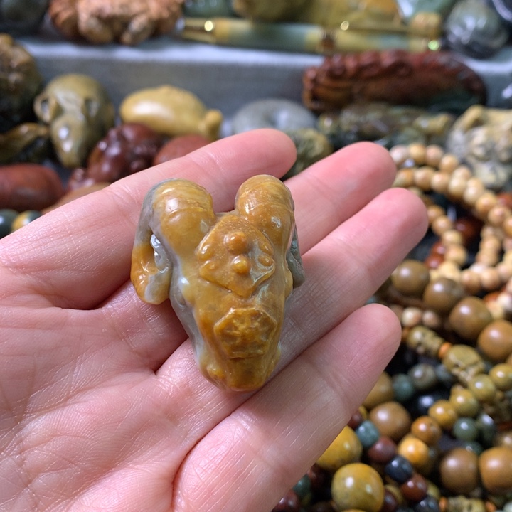 未镶嵌岫岩河磨玉（透闪石质玉）把件