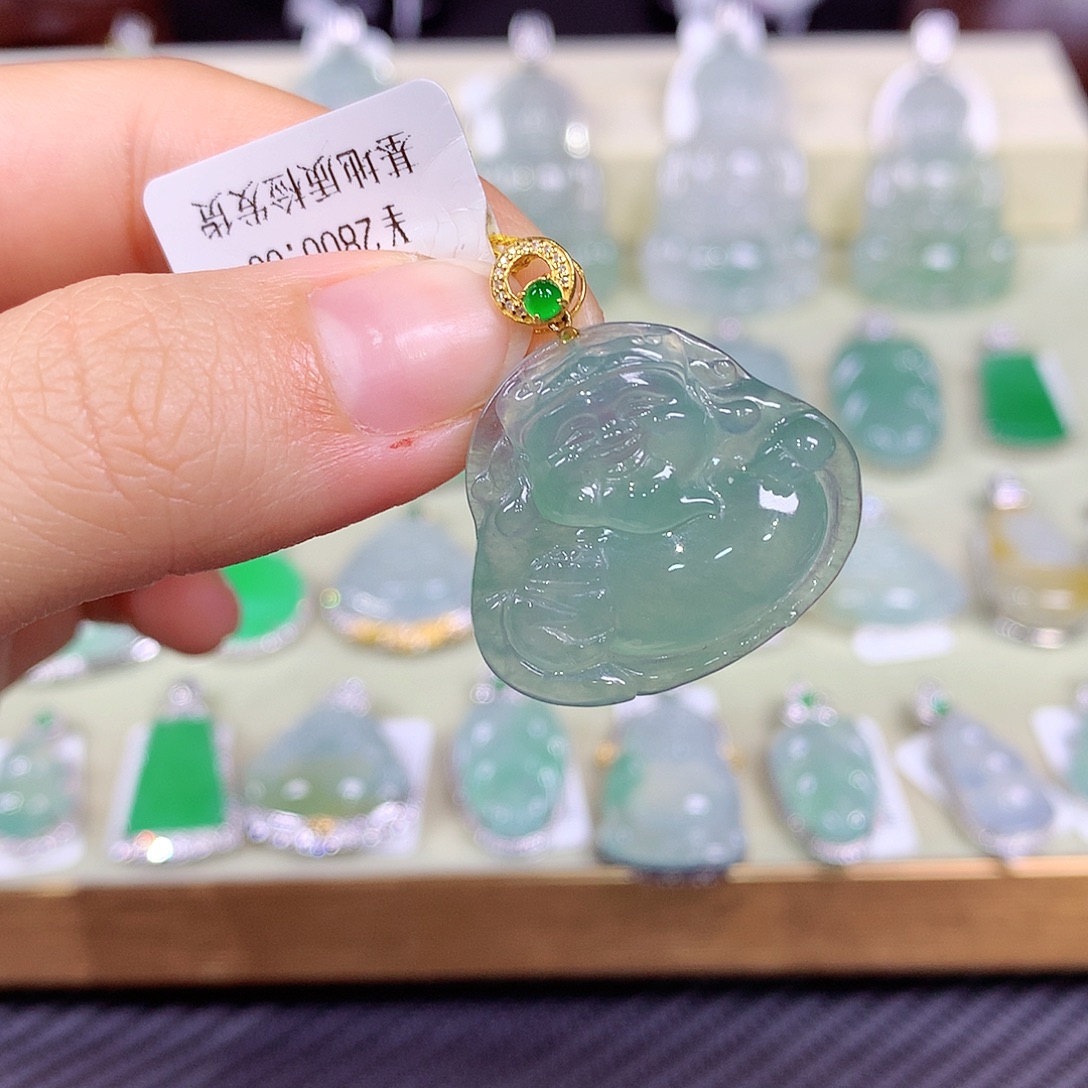 翡翠18K金镶嵌颈饰财神爷