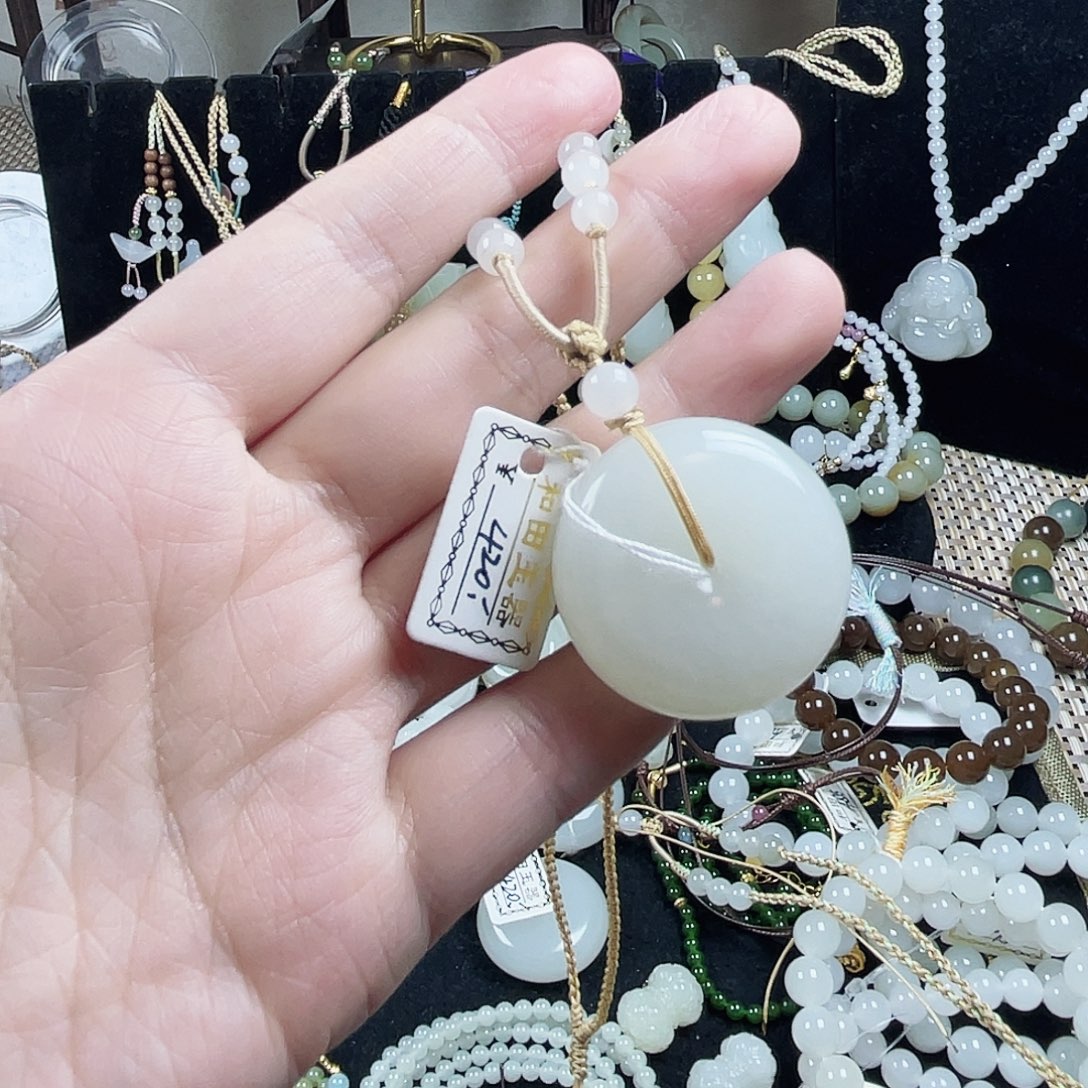 初***凉和田玉未镶嵌颈饰