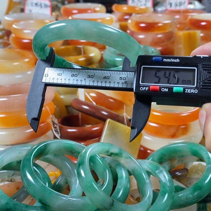 石英质玉（黄龙玉）颈饰合金