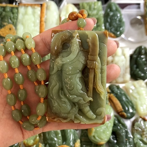 岫岩河磨玉（透闪石质玉）吊坠未镶嵌华*雄