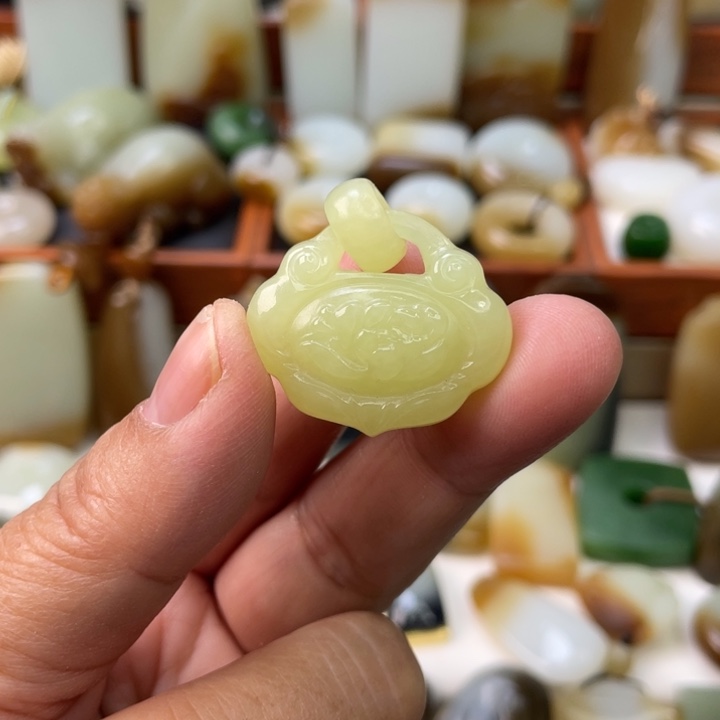 和田玉未镶嵌颈饰