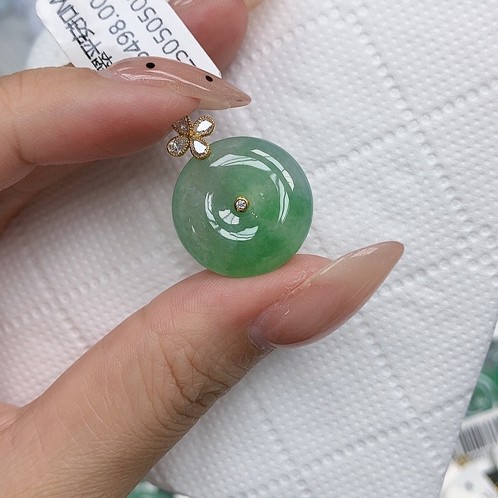 颈饰18K金镶嵌翡翠