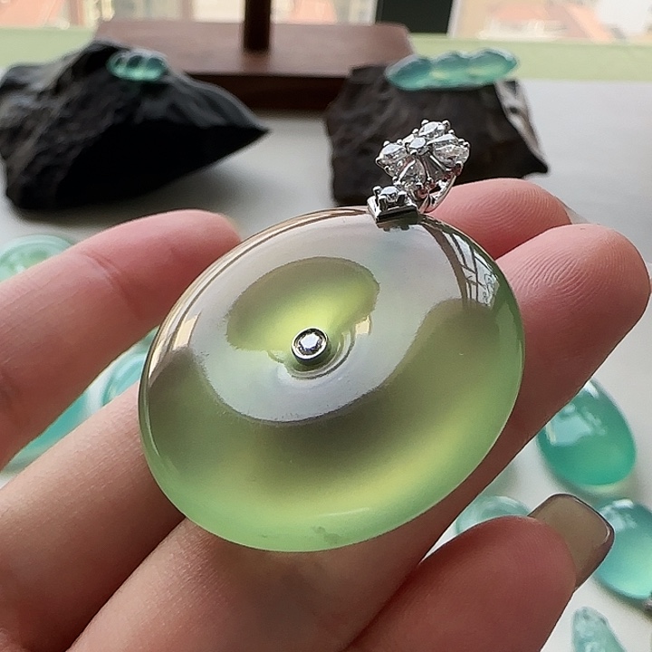 岫玉18K金镶嵌颈饰岫玉