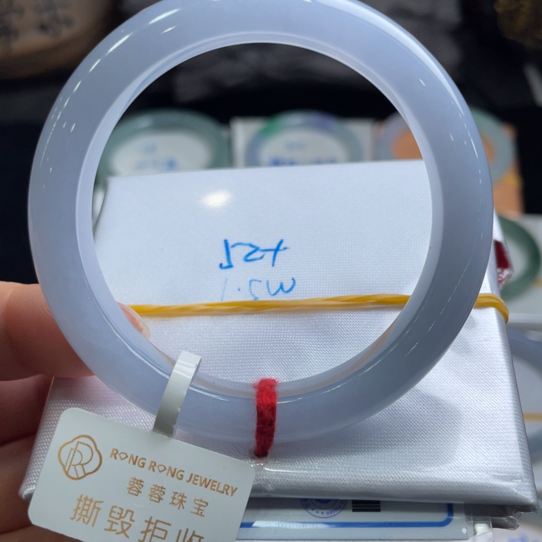 翡翠手镯未镶嵌翡翠手镯