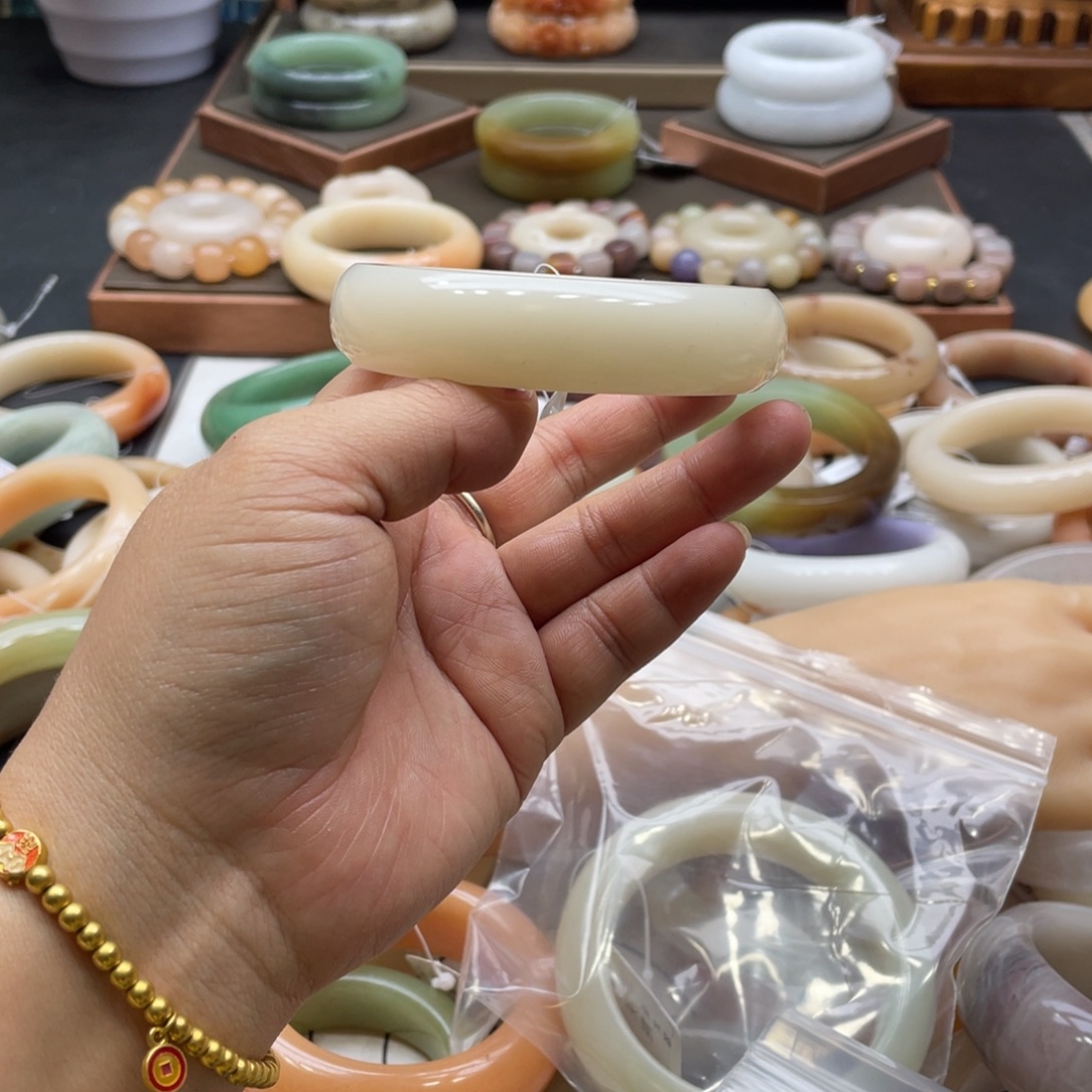 草***原石英岩玉未镶嵌手镯