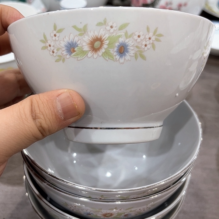 十*姑釉下五彩的瓷器和五个