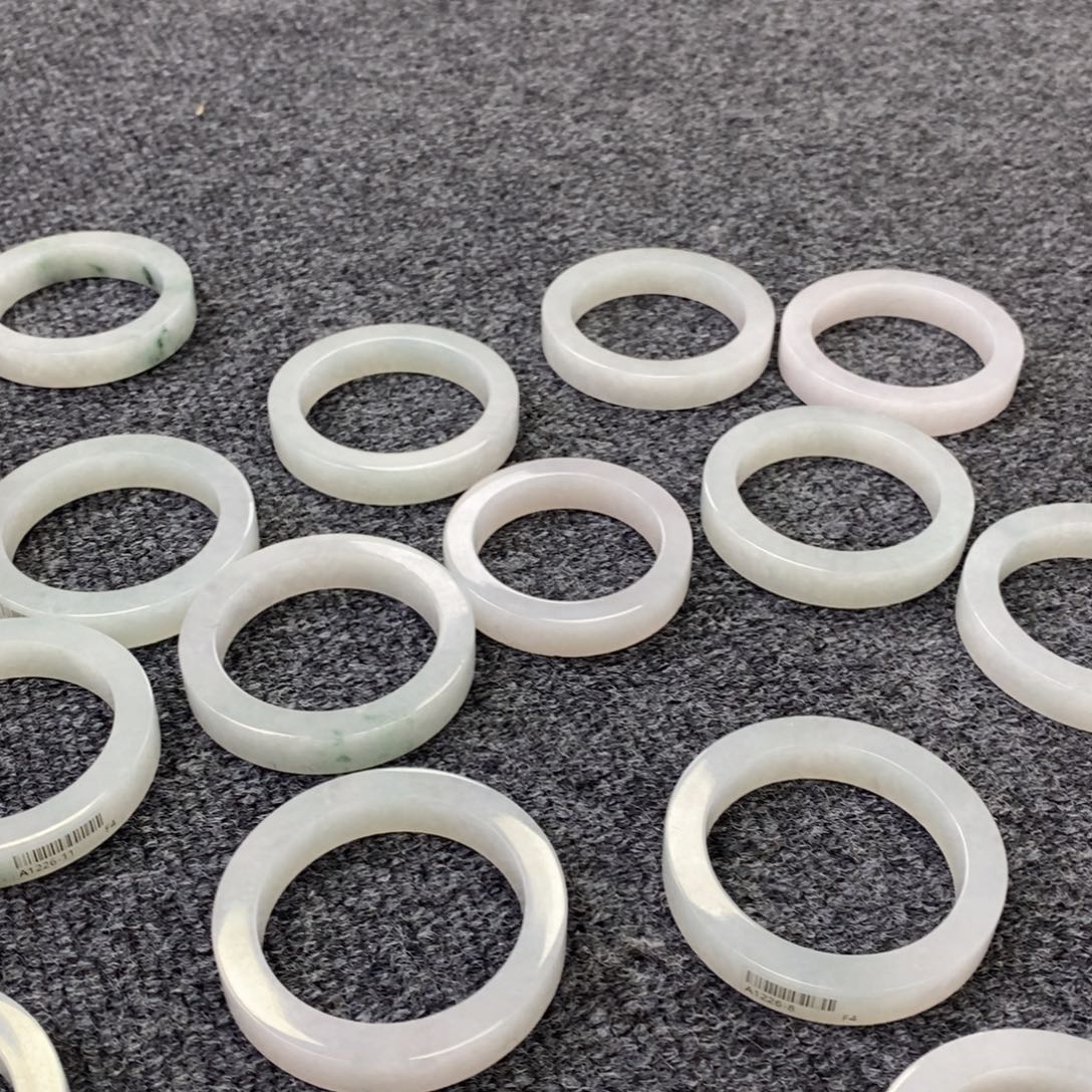 陈****定制翡翠未镶嵌手镯发一个多样性 