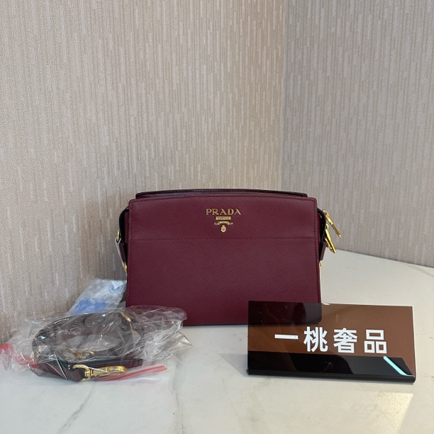95新 Prada/普拉达 一桃/普拉达 酒红色开口拉链斜挎包