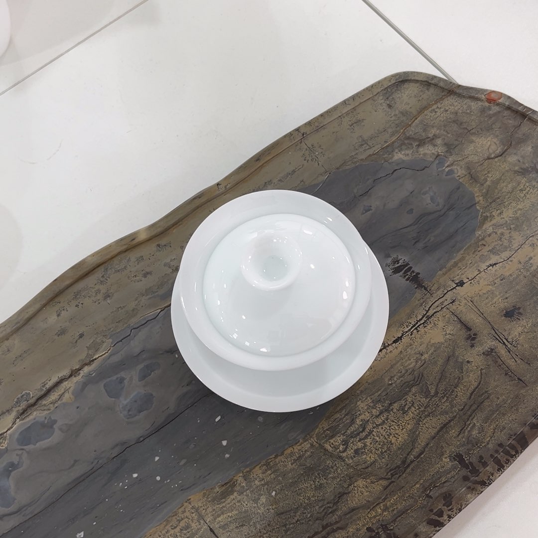 达*玉瓷盖碗一个