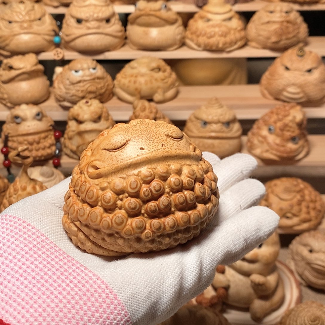竹藤****店竹根雕金蟾手把件
