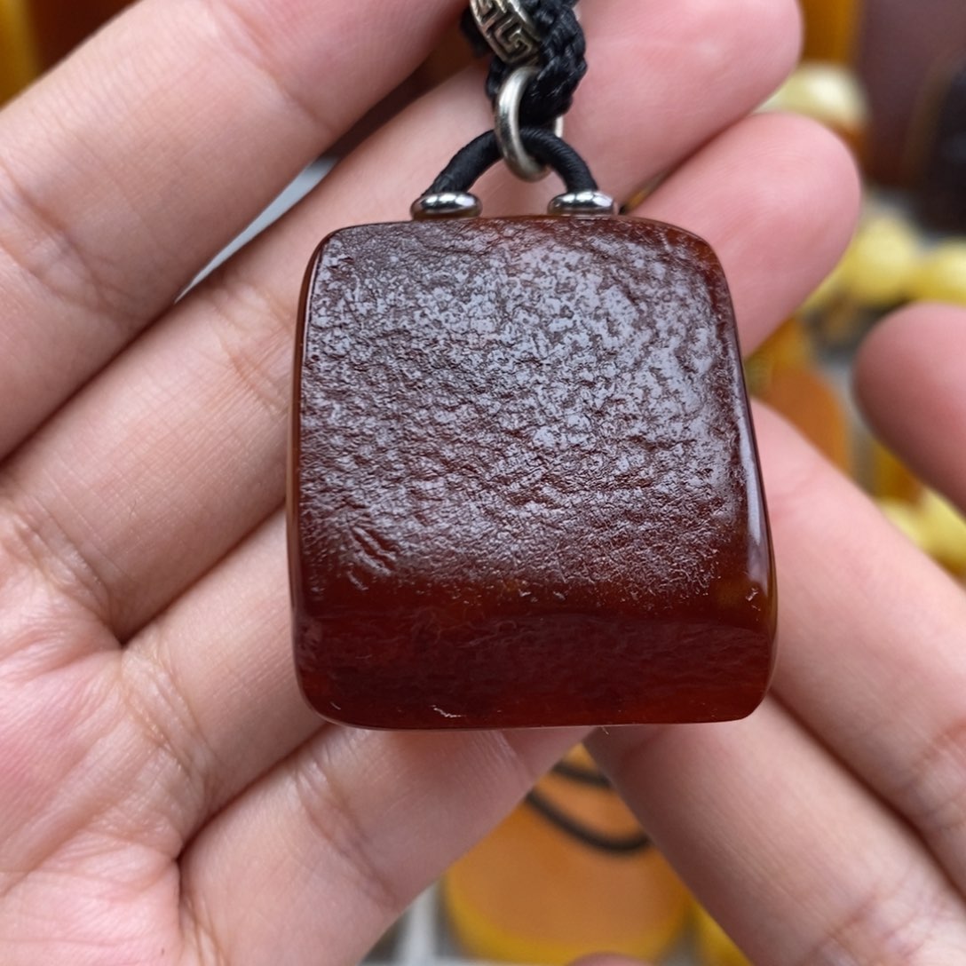 琥珀吊坠(赠链)未镶嵌朱**意