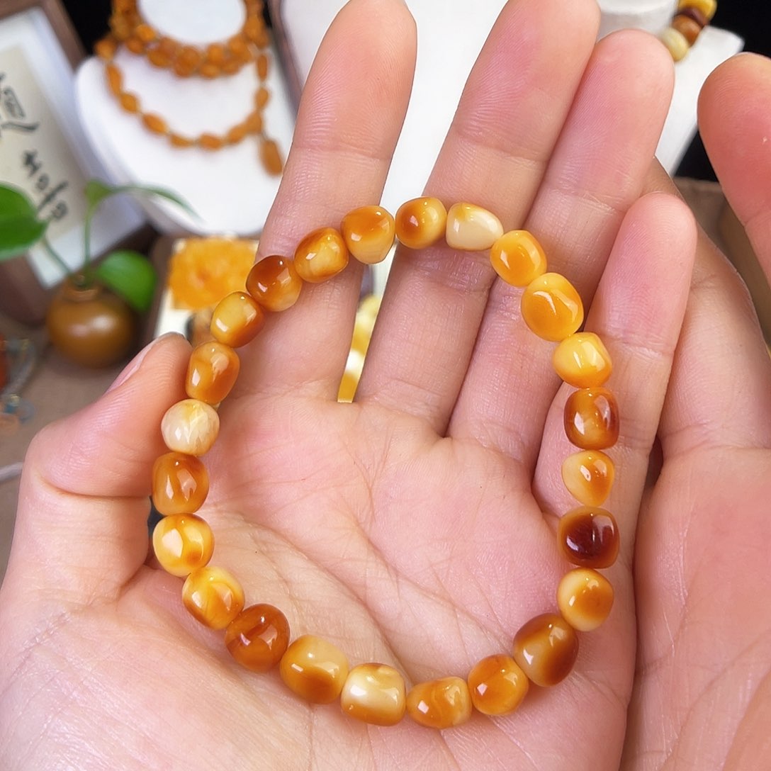 琥珀珠宝奇石未镶嵌。