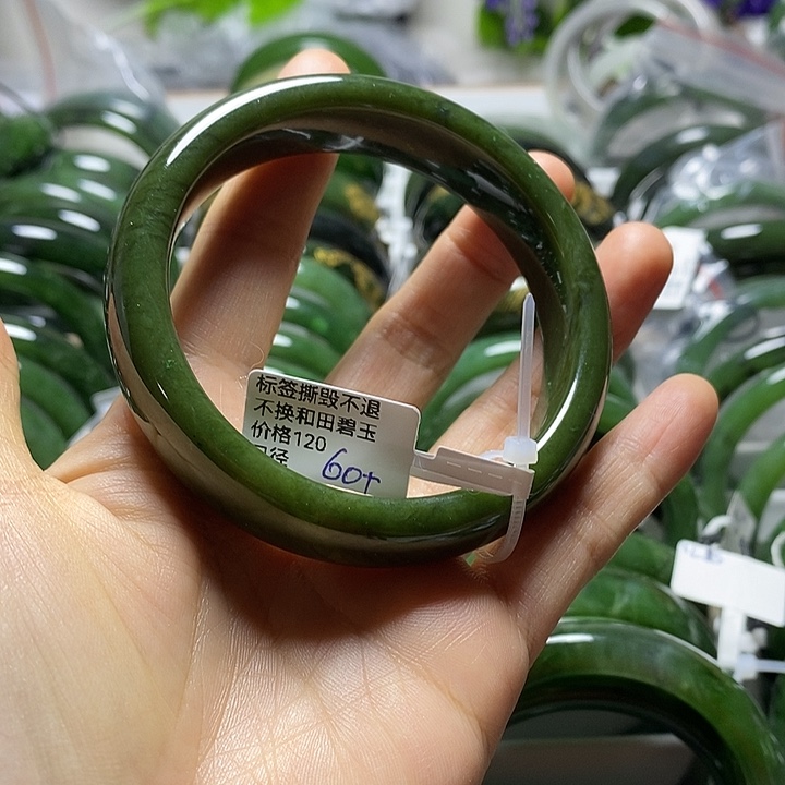 和田玉（碧玉）手镯未镶嵌正圈60有瑕