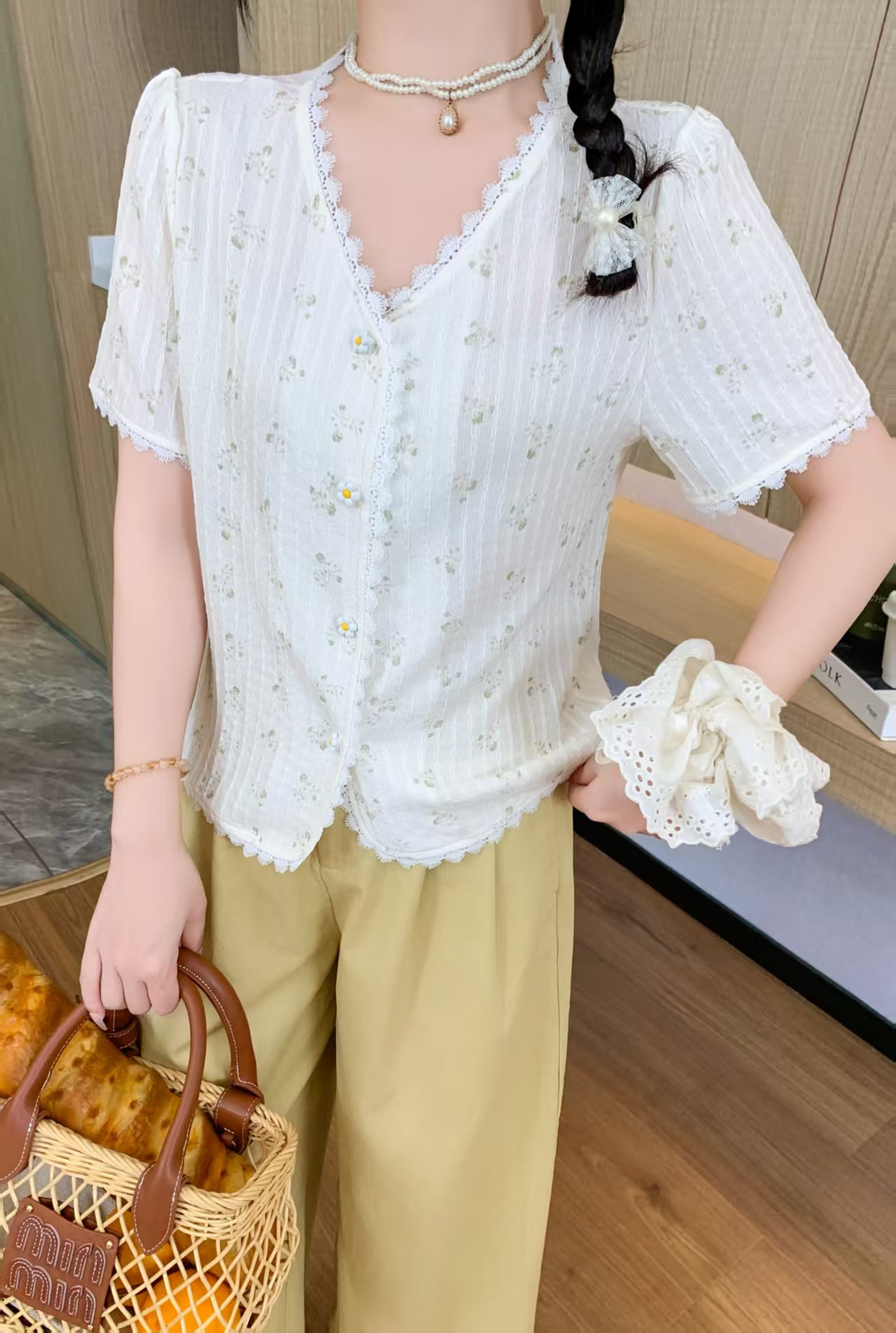 8901#碎花蕾丝边衬衫