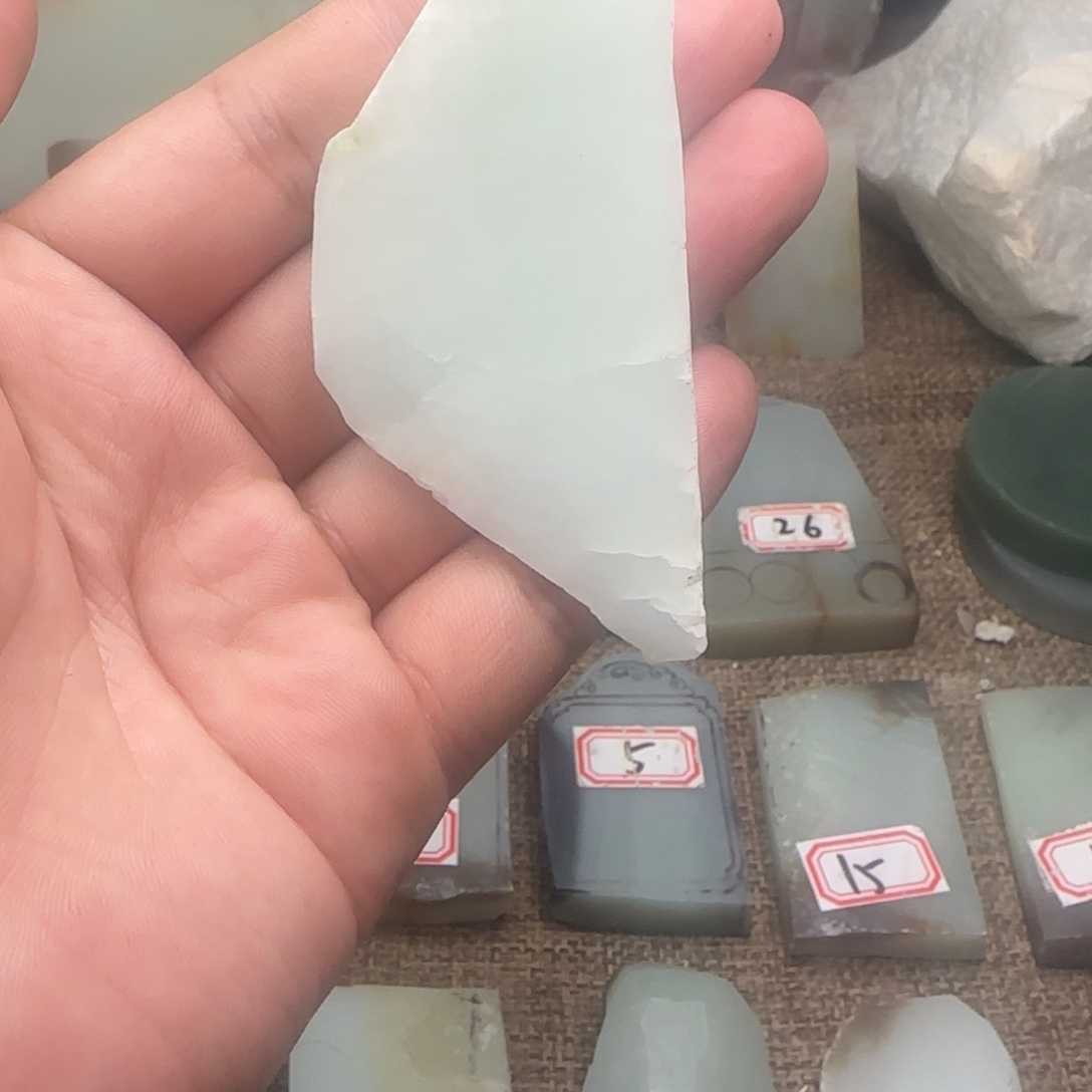 和田玉（糖玉）未镶嵌珠宝奇石