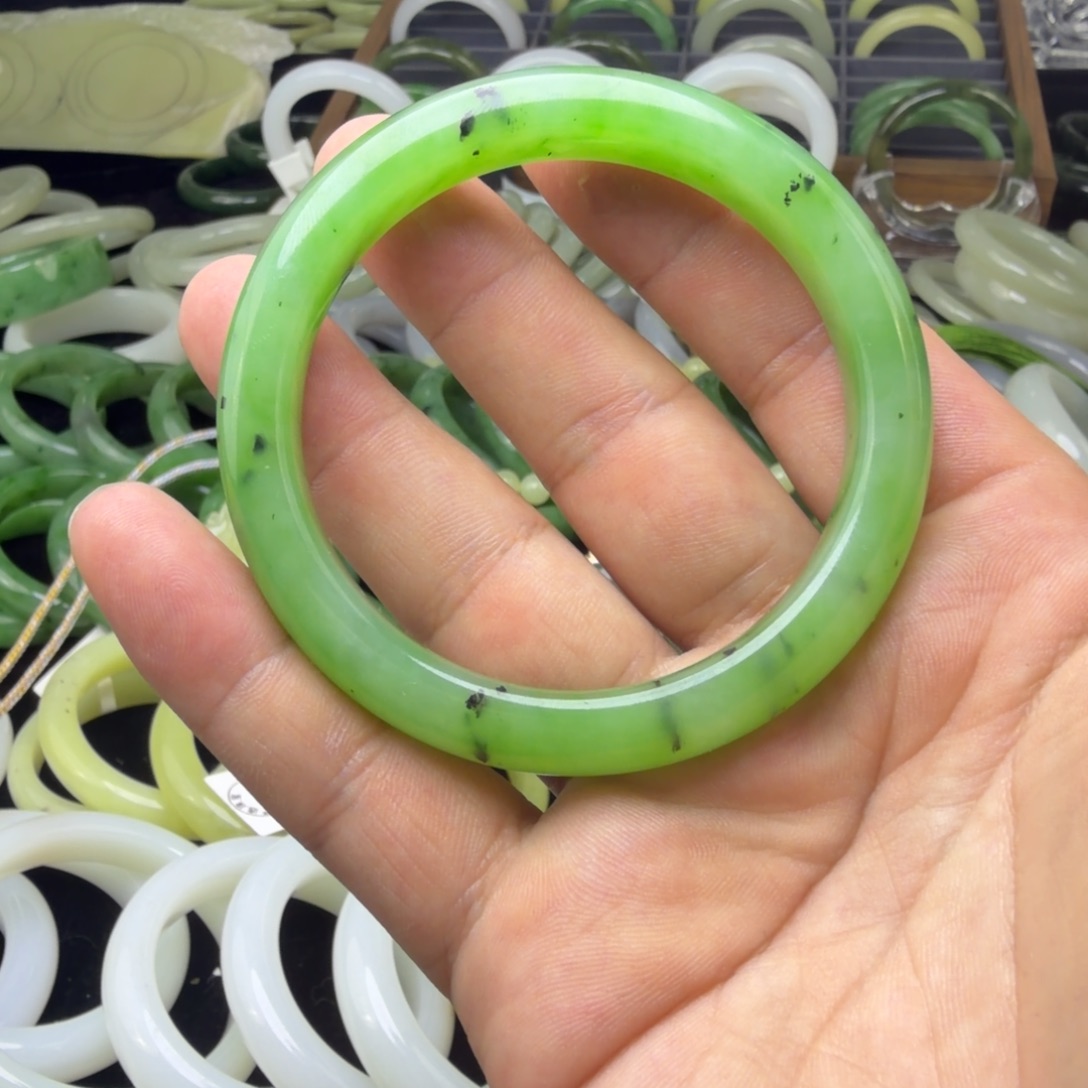 鱼***儿和田玉未镶嵌手镯