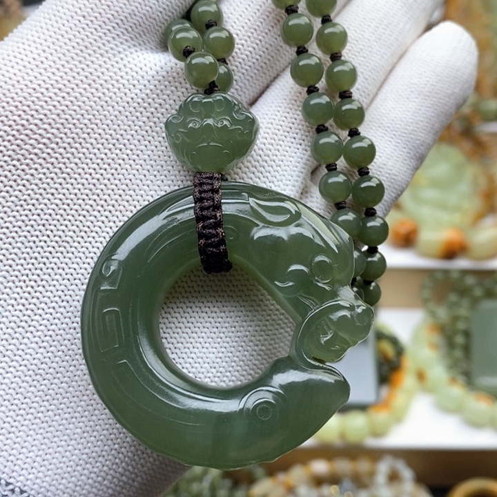 透闪石质玉未镶嵌颈饰问*