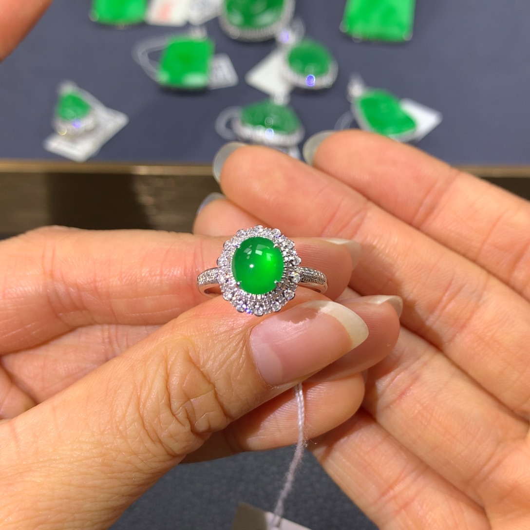 翡翠戒指18K金镶嵌翡翠