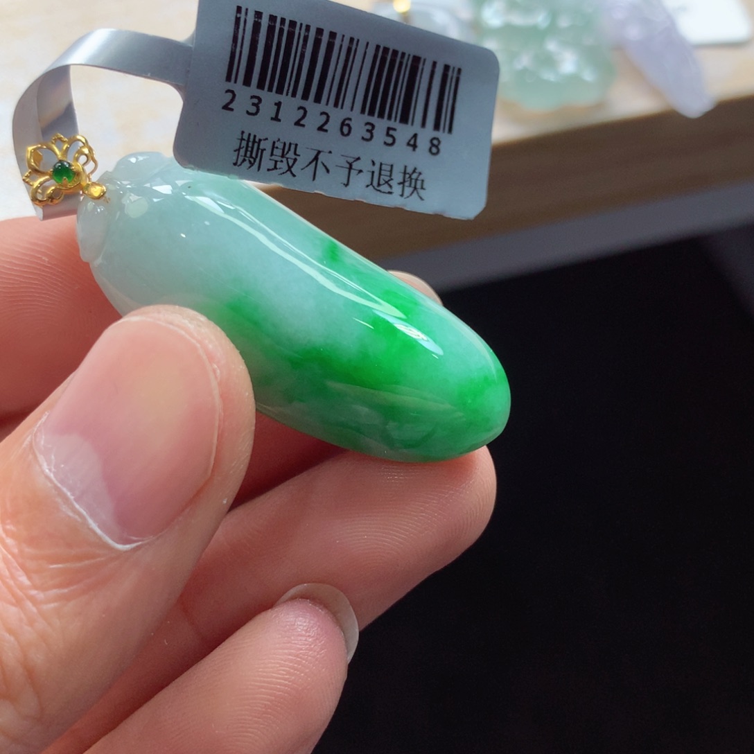 翡翠18K金镶嵌颈饰吊坠