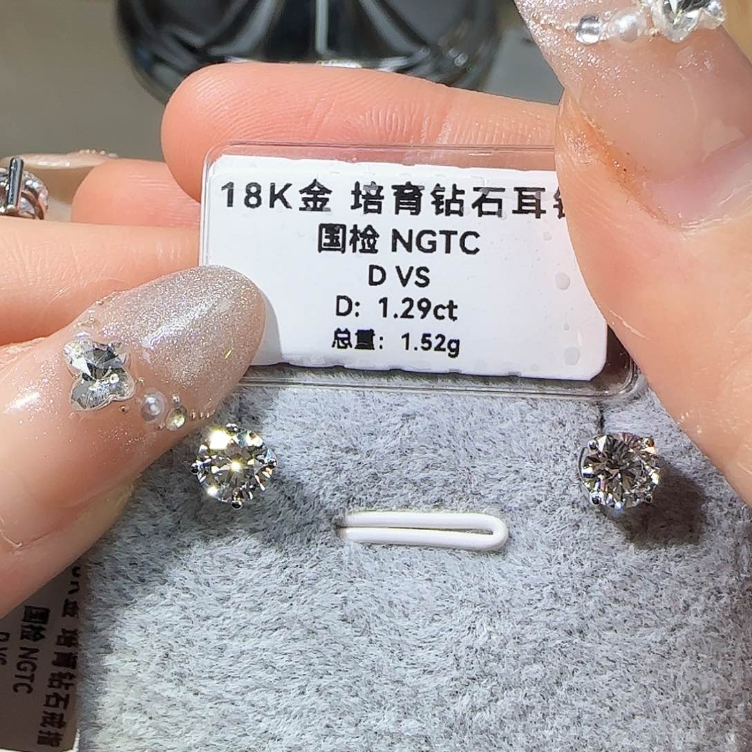 实验室培育钻石18K金镶嵌1.29克拉四爪耳钉
