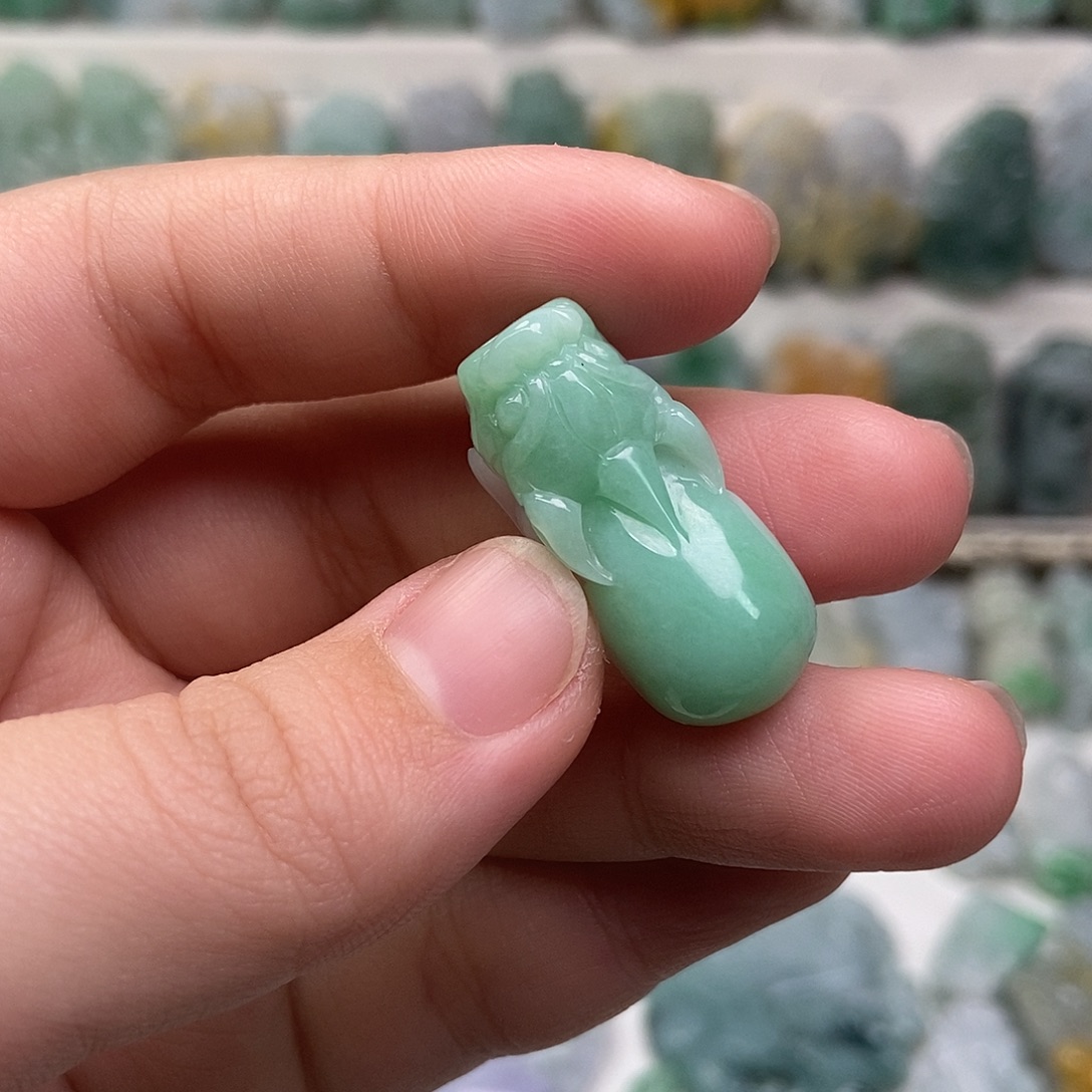 翡翠未镶嵌吊坠(赠链)