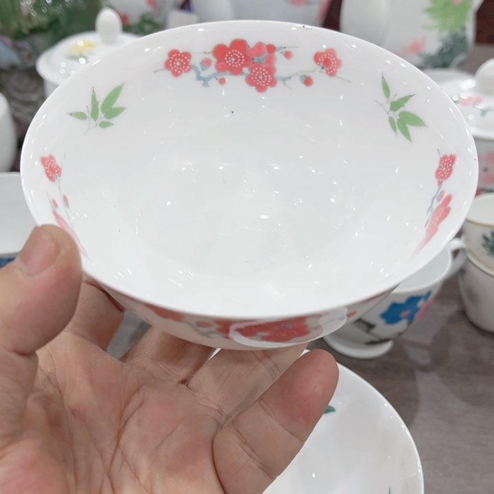 碟釉下五彩的瓷器和瓷器