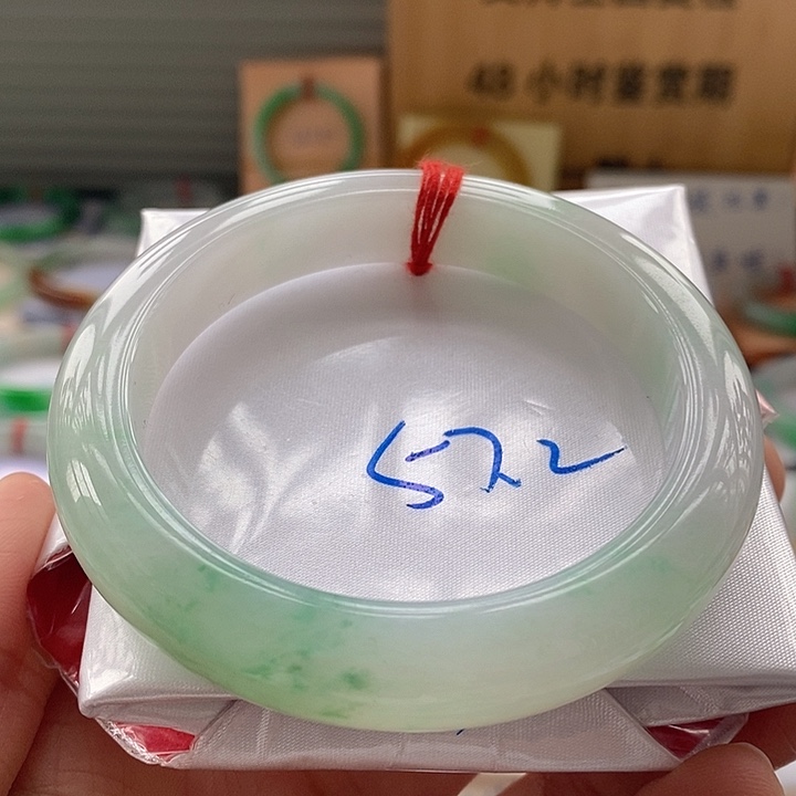 翡翠手镯未镶嵌6胶底飘花小半山6